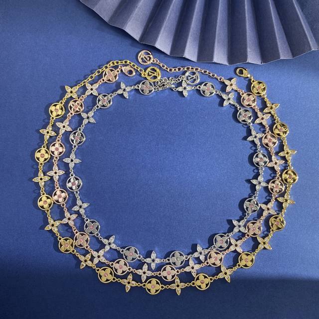 Lv路易威登时尚高级感光面老花纹圆形四叶花中间镶粉钻菱形花十字花满钻项链 黄铜材质 金银玫3个色 项链约长41Cm+5.5Cm+1.3Cm尾牌