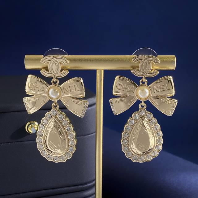 长耳钉 香奈儿Chanel小香风欧美时尚高级感小双C字母吊字母珍珠蝴蝶结吊边镶钻水滴形长款耳钉 黄铜材料 尺寸约长4.4Cm*上宽1Cm*中宽2.8Cm*下宽1