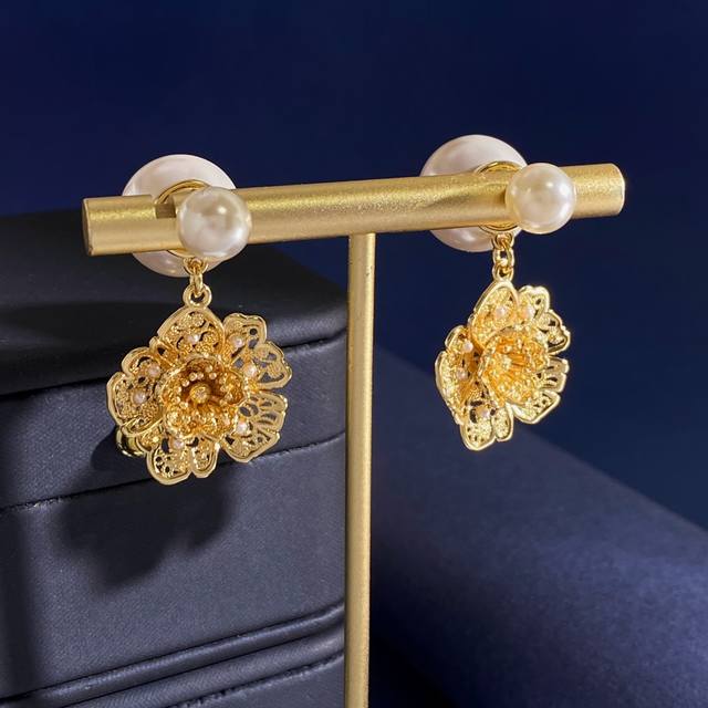 迪奥Dior高级感时尚气质前后挂大小珍珠吊立体镂空镶小米珍珠花朵吊坠耳环 黄铜材料 金色 重约10G 总高约3.7Cm 花朵尺寸约2Cm*2Cm*0.5Cm