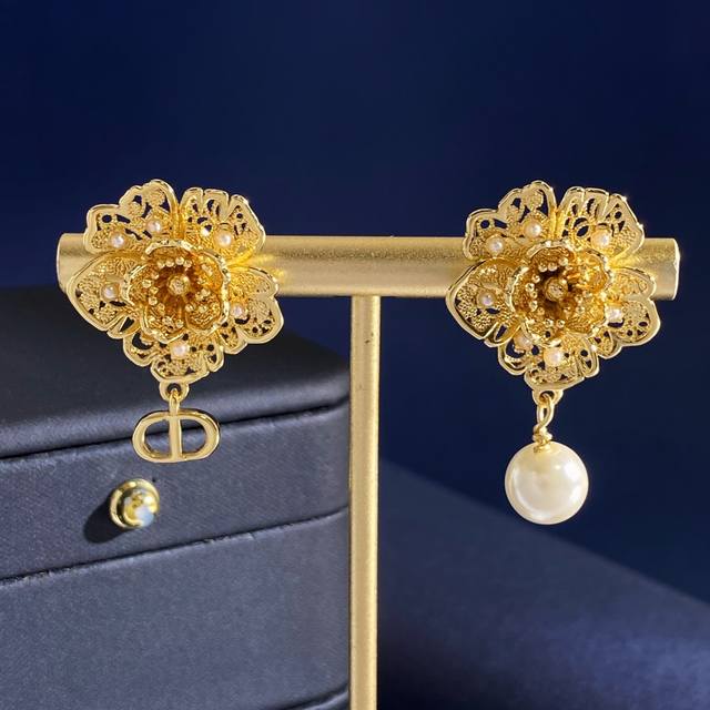 迪奥Dior高级感时尚复古金属质感镶小米珍珠立体镂空花朵吊珍珠Cd字母不对称Ab配耳钉 黄铜材料 金色 重约6G 总高约3.5Cm｜高2.8Cm 花朵尺寸约2C
