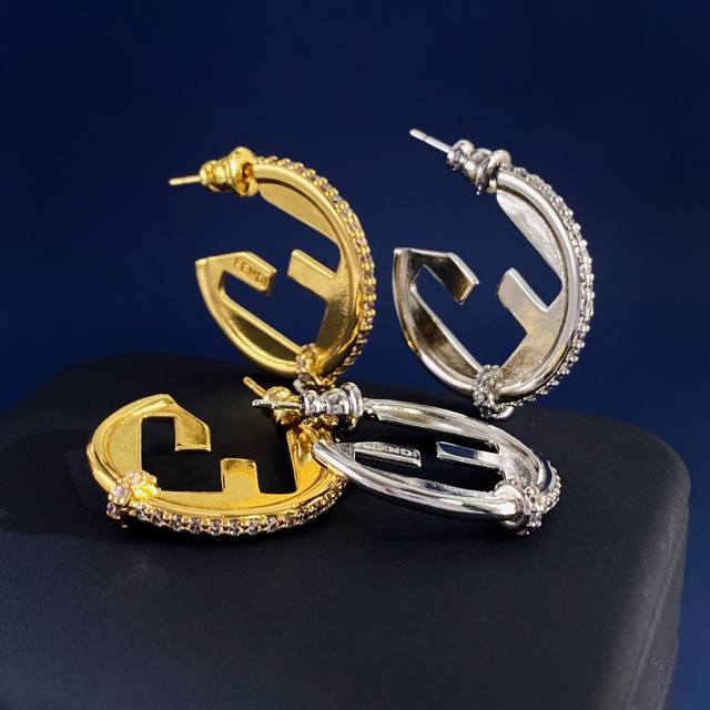 耳环 芬迪Fendi欧美风时尚高级感几何圆形侧边镶钻双F字母耳环耳钉 黄铜材质 金银2个色 重约6.9G 尺寸2.5Cm*2.3Cm*0.5Cm