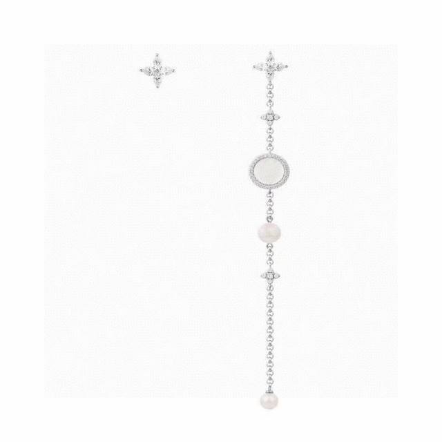 Apm Monaco不对称长款贝壳耳钉！比较经典的一个系列了，不对称的设计，长款流苏造型比较适合夏天戴，很仙，日常出门搭配裙子比较好看，而且主要显脸瘦。