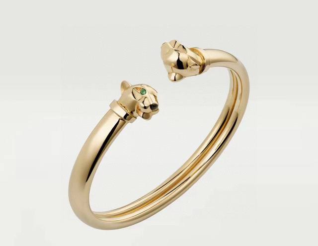 光金版霸气豹手镯。PanthèRe De Cartier豹子手镯，电镀18K金！圆形明亮式切割钻石。祖母绿，缟玛瑙。亚金材质男女都可佩戴哦刻有Logo
