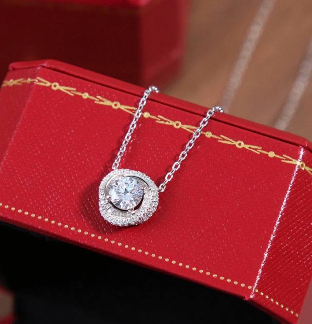 精工版卡地亚 项链 八心八箭高碳钻。亚金材质 最经典受欢迎的一款项链 永恒经典 近年来很火 高碳钻45Cm长度调节