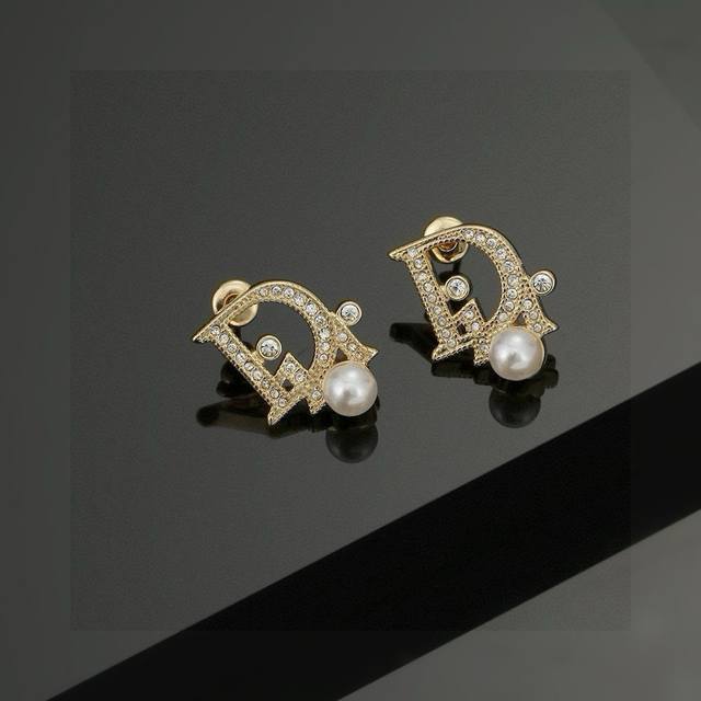 最新 迪奥火爆 各路网红同款，爆 Dior 系列，Cd字母耳环耳钉 官网最新 同步 Dior耳钉，S925银针 专柜一致材质 无死角的美！