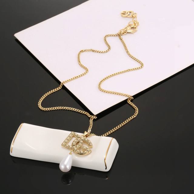 D&G 杜嘉班纳Dg徽标坠饰项链 为造型添染华丽雅致，字母镀金黄铜项链写意时髦复古美学，刚柔并济间，让熠熠光芒于耳畔荡漾