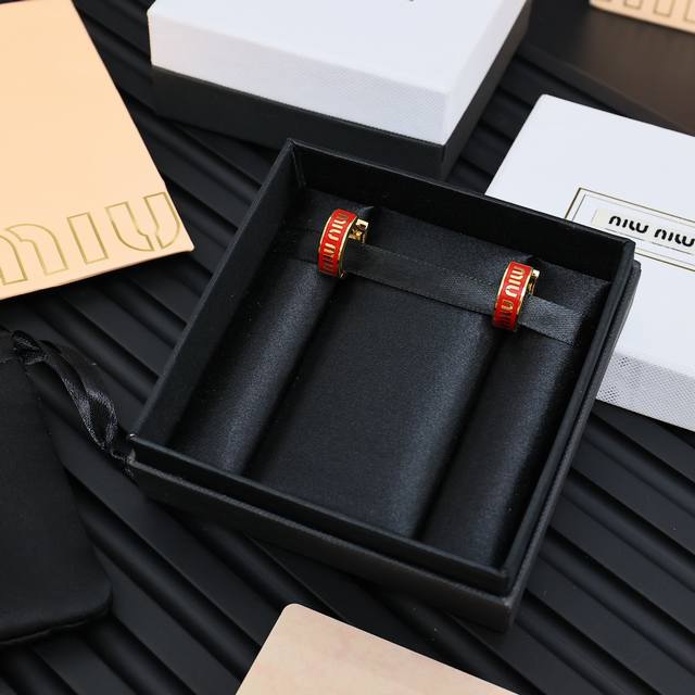 Miumiu珐琅字母圆圈耳环 Miumiu的Logo设计元素，极简主义 不只是简单，每个细节都透露出气质美感 一眼就被这款吸引了，非常漂亮的颜色搭配 时尚又俏皮