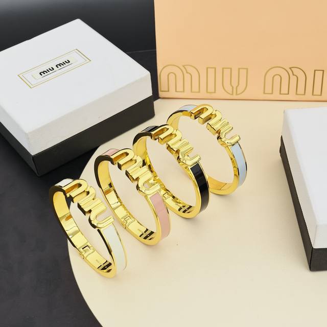 Miumiu 糖果色珐琅字母手镯 Miumiu的Logo设计元素，极简主义，不只是简单，每个细节都透露出气质美感 是夏季不可缺少的小精致 一眼就被这款吸引了，非