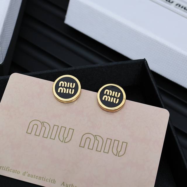 Miumiu 珐琅纽扣字母耳钉 Miumiu的Logo设计元素，极简主义，不只是简单，每个细节都透露出气质美感 是夏季不可缺少的小精致 一眼就被这款吸引了，非常