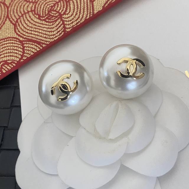 卖疯了太好看了 代购级别 最新款 Chanel 小香浪漫雪花晶钻 珍珠耳钉非常漂亮 专柜一致黄铜材质 清晰原版Logo字印 纯银针 代购级别 超级无敌百搭Nic
