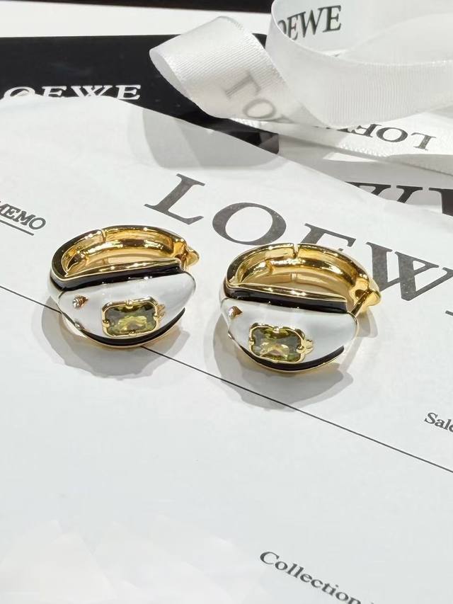 杨幂同款L*Oewe 罗*意威 新款金属蛇形彩钻耳环以极简雕塑感设计，多色琉璃结合不规则曲线，展现超现实艺术风格。营造神秘氛围