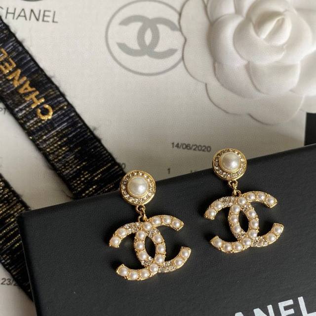 Zp定制香家25A新款晶钻拼米粒珍珠双C吊坠金色耳钉简约贵气的珍珠拼水钻双C设计非常有富家千金的气质闭眼入不出错 日常佩戴率极高 Zp定制 一致 施华洛钻施华洛