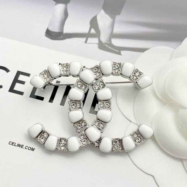 编码A734 香奈儿胸针热销爆上新 Chan 25 银白珐琅水钻间色双C胸针 简简单单的银白配色，且用白色珐琅平替水钻巧思设计 白色珐琅满钻间色设计真的好闪好高