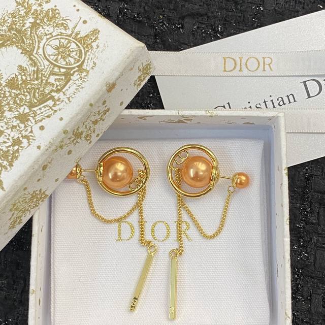 编码E174 迪家耳钉火爆热销款上新同步专柜独家高端品质实拍图做工细腻完美无瑕疵代购级别出厂价Pp直批小号版本用上等材质的仿真珠圆润光滑不易刮花脱皮拿在手上超级