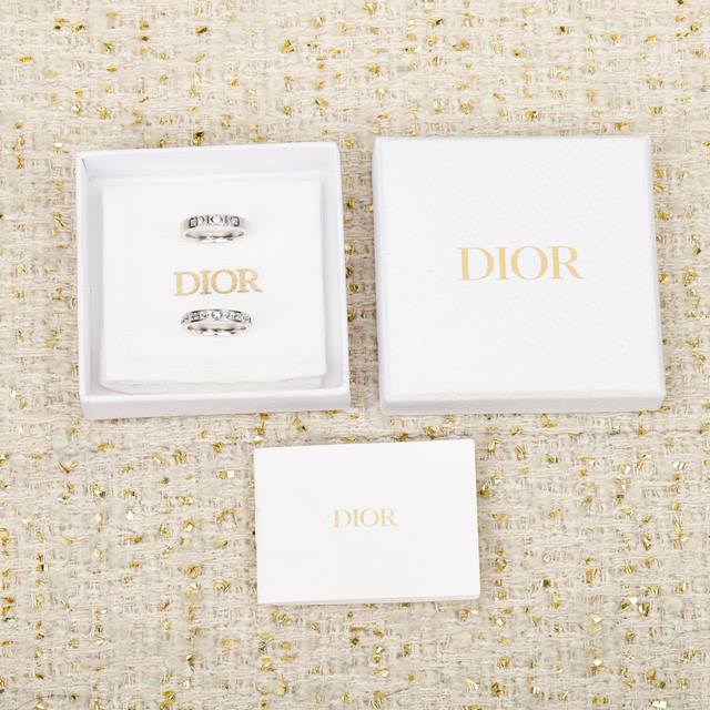 211590 我们出品 Zp5070！量大咨询客Fu Dor两件套方钻字母戒指 一定要买系列，2025早春最新款绝美系列全网首发现货第一眼看上去它是个爆款！设计