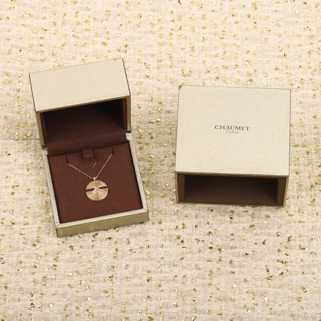 208338 我们出品 镭射交叉项链中号，可订做18K真金真钻版，只做对版真金货，价询客Fu 通过不对称设计重新诠释对世家而言意义非凡的情感珠宝作品。Jeux