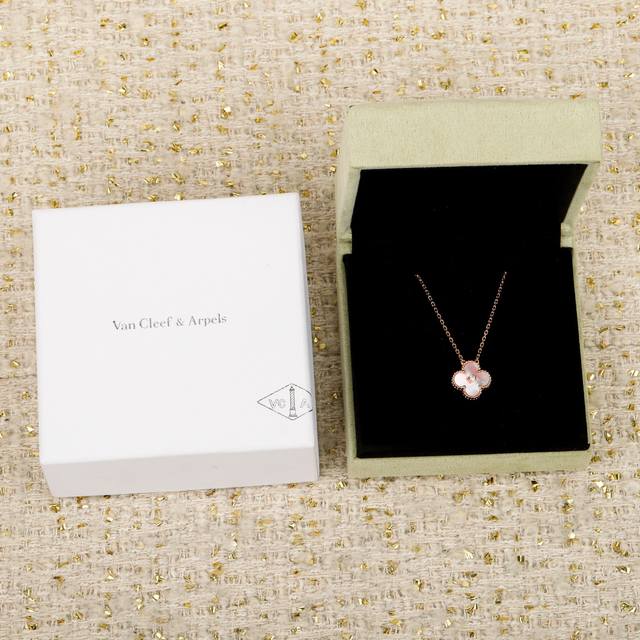 250547 我们出品 圣诞限定款式，四叶草贝母带钻项链，Zp46800认准唯一一家真正购入珠宝类Zp开发的，可订做真金真钻版，只做对版真金货，价询客Fu 终于