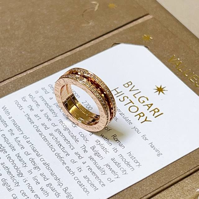 宝格丽项链V金材质。Bvlgari宝格丽 Divas‘ Dream 系列 品相完美，细节无敌，那种独特的色泽完全无可挑剔，再缀以经典指环外形设计，简约之余却又优