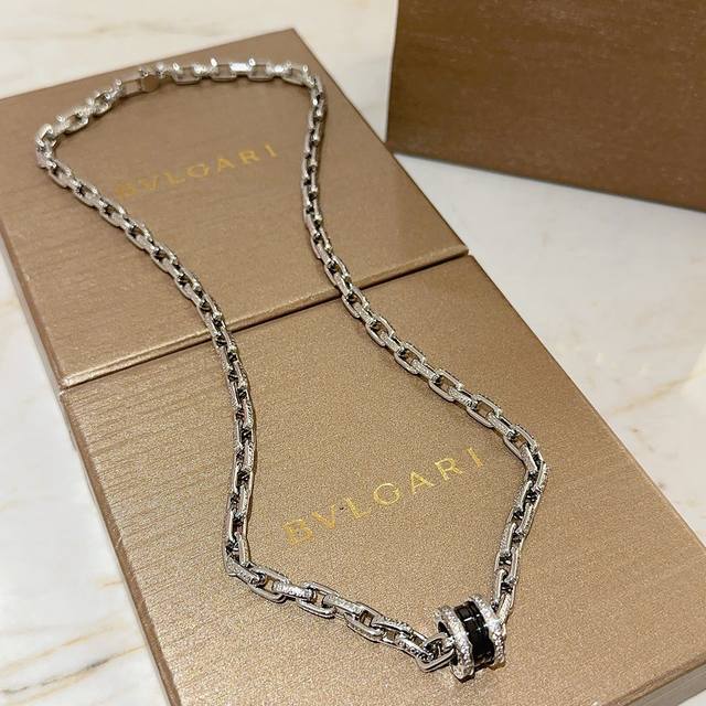 宝格丽项链V金材质 Bvlgari宝格丽 Divas‘ Dream 系列 品相完美，细节无敌，那种独特的色泽完全无可挑剔，再缀以经典指环外形设计，简约之余却又优