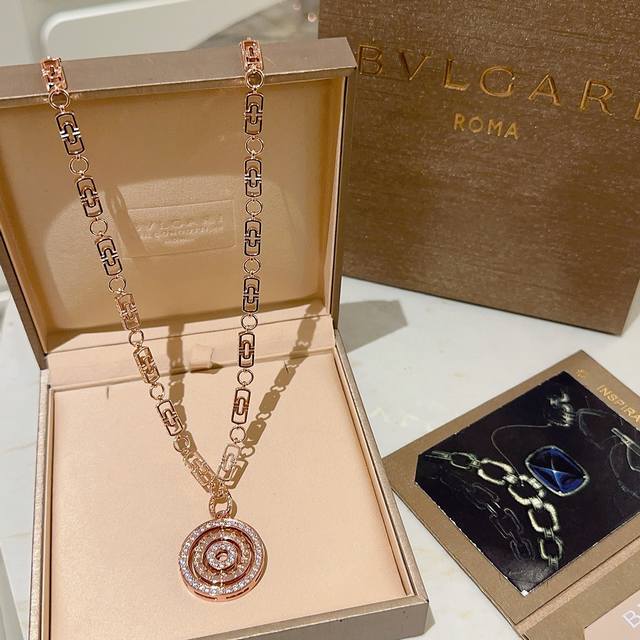 宝格丽项链V金材质 Bvlgari宝格丽 Divas‘ Dream 系列 品相完美，细节无敌，那种独特的色泽完全无可挑剔，再缀以经典指环外形设计，简约之余却又优