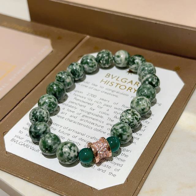 宝格丽手链V金材质 Bvlgari宝格丽 Divas‘ Dream 系列 天然蛇皮石手链品相完美，细节无敌，那种独特的色泽完全无可挑剔，再缀以经典指环外形设计，