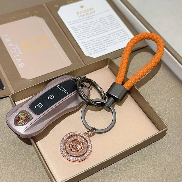 新品发布 宝格丽包包挂饰钥匙扣 宝格丽钥匙扣 最新款包包挂饰档次更高明星同款 经典款联名设计理念钥匙扣系列 细节对版做旧处理 非市面亮面版型 这款一直在出 宝格