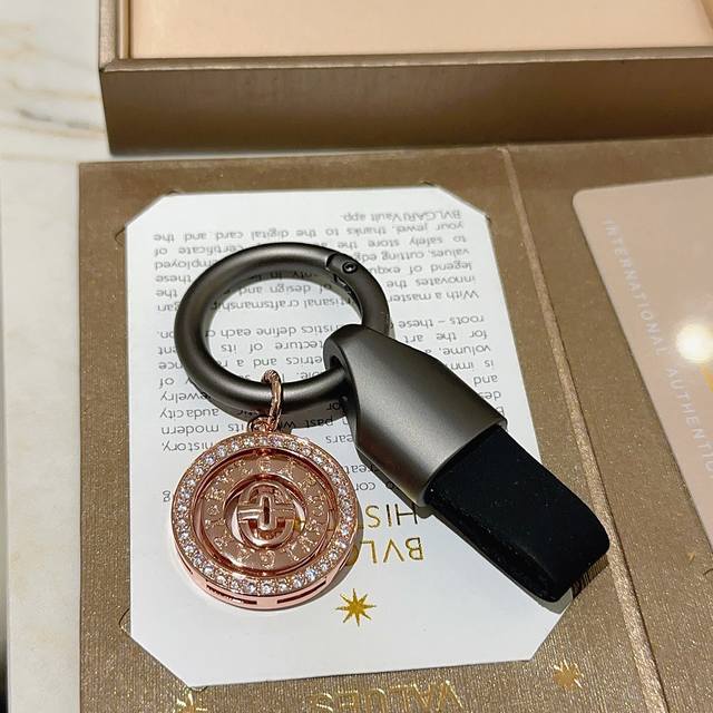 新品发布 宝格丽包包挂饰钥匙扣 宝格丽钥匙扣 最新款包包挂饰档次更高明星同款 经典款联名设计理念钥匙扣系列 细节对版做旧处理 非市面亮面版型 这款一直在出 宝格