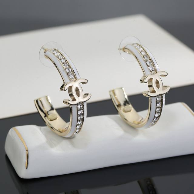 香奈儿浅金色耳环 紧追潮流早春耳钉 不管你是圆脸还是长脸拆下自己配系有意想不到的惊喜，修饰脸型利器，大牌的设计每款都匪夷所思，总有想不到的灵感 耳钉