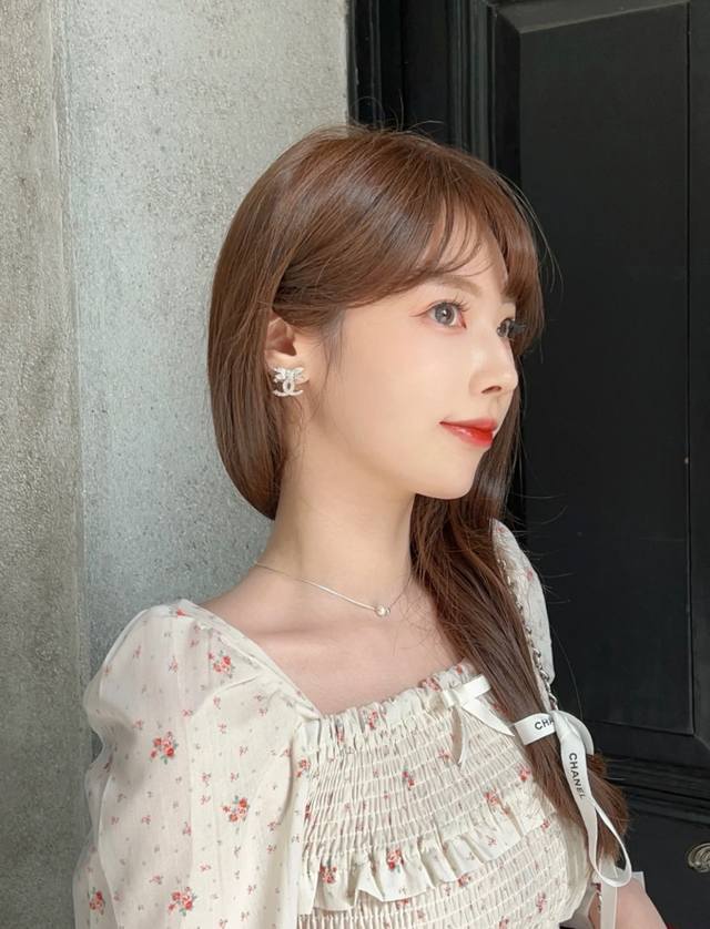 高品质 细节如图 香 23S蝴蝶结双C耳钉 太精致太太太仙了，少女心爆棚，上耳可盐可甜！颗颗施华洛水晶，Blingbling优雅大方又不失甜美，五金也是满满细节