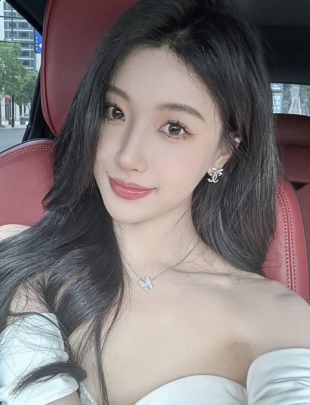 高品质 细节如图 香 23S蝴蝶结双C耳钉 太精致太太太仙了，少女心爆棚，上耳可盐可甜！颗颗施华洛水晶，Blingbling优雅大方又不失甜美，五金也是满满细节