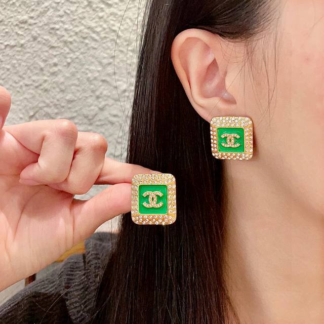 香奈儿双C镶钻耳钉