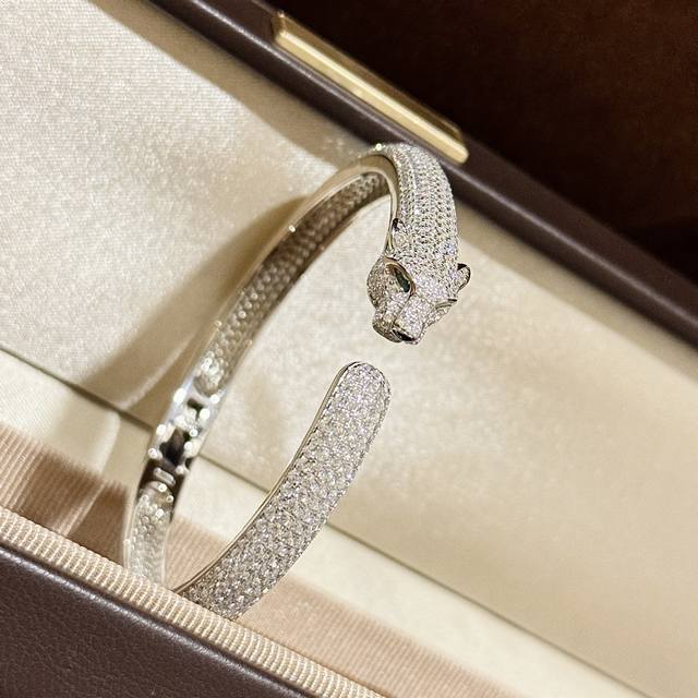 A6899 卡家 经典不过时 豹子系列 满钻 大号粗版 祖母绿 豹子 开口手镯 暴富必备 精选德国进口 S925纯银材质电镀咪金 超精工 铂金色现货 纯银手镯