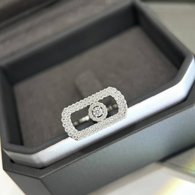 A3571 以其最著名的工艺 移动的钻石』而闻名 当季最火Move系列 单钻 滑动 满钻戒指 采用S925纯银材质 巴黎独立设计师珠宝品牌，特点是可以顺滑的在指