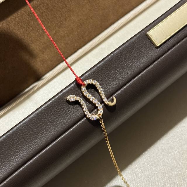 A6218 独立设计师 蛇年新款 欧美风 蛇形 满钻 红绳手链 惊艳到这个手链 这就是那种一眼就能捕获芳心的设计吧 高级又美妙非常精美的手链 S925银镀金材质