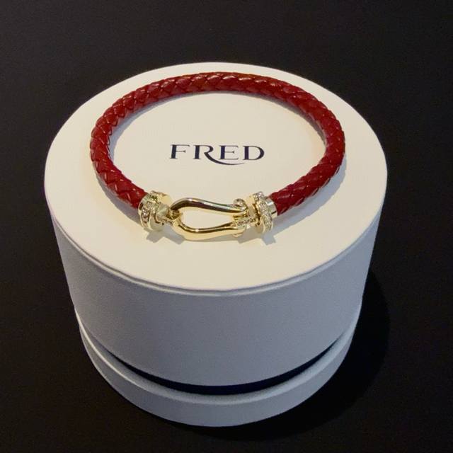 火爆 费雷德满钻马蹄扣皮绳手镯手绳，经典百搭，网红达人 时尚一族备必单品，时尚精致，1：1对版定制，加厚电镀18K工艺，上手效果非常百搭！！