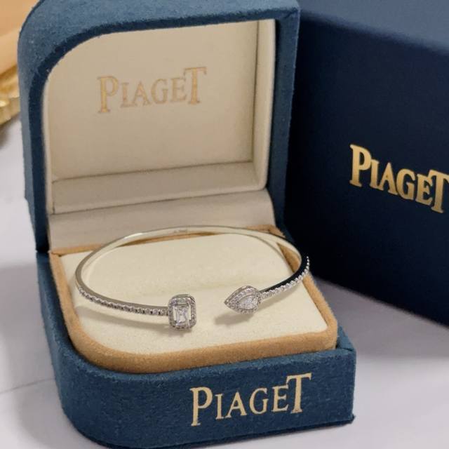 Piaget伯爵手镯 高端定制版本 镶嵌钻工艺 ，V金材质 ，细节处尽显奢华。金属质感与纹理相互映衬，光线之下，熠熠生辉，体现了奢华与典雅的气质。无论是商务场合
