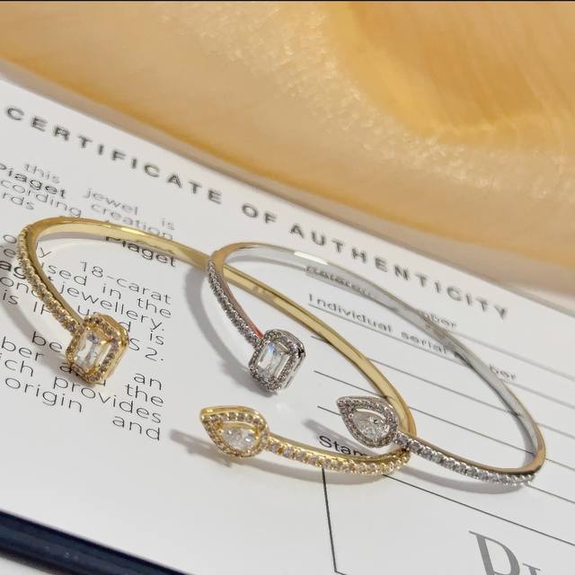 Piaget伯爵手镯 高端定制版本 镶嵌钻工艺 ，V金材质 ，细节处尽显奢华。金属质感与纹理相互映衬，光线之下，熠熠生辉，体现了奢华与典雅的气质。无论是商务场合