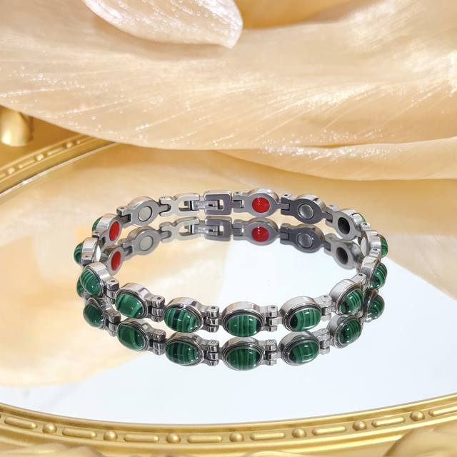 Piaget伯爵手链 高端定制版本 镶嵌钻工艺 ，V金材质 ，细节处尽显奢华。金属质感与纹理相互映衬，光线之下，熠熠生辉，体现了奢华与典雅的气质。无论是商务场合