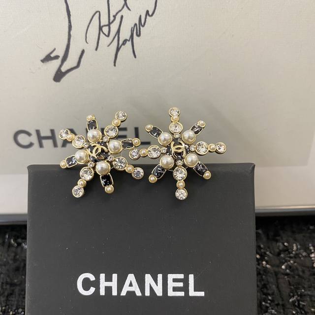 今日新款 编码E310 小香耳钉热销款火爆上新 同步专柜独家高端品质实拍图代购级别做工精致细腻重工版本超级仙女唯美的一款做工超级细心无漏洞媲美Zp买到就是赚到