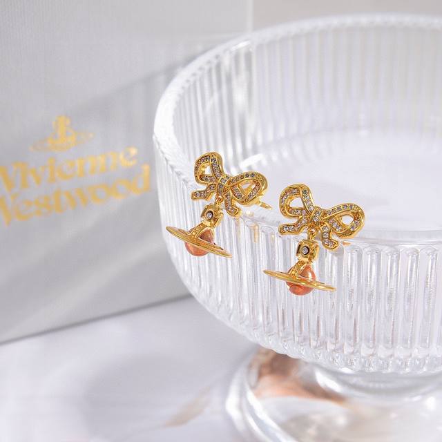 英国代购 Vivienne Westwood薇薇安西太后土星 耳钉优雅大方精工设计 非常修饰脸型 青春活力 一眼就被这款吸引了 非常漂亮的颜色搭配 时尚又俏皮