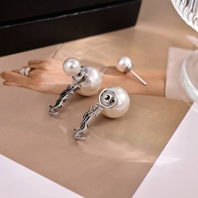 Ysl 圣罗兰 字母珍珠耳钉 原装黄铜材质 Yves Saint Laurent 创立于1961年 优雅抽象大胆别致的设计风格使它成为奢华时尚界著名的品牌之一。