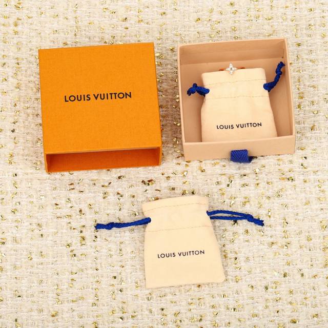 211799 我们出品 Star Blossom 戒指 可订制真金真钻版本，咨询客Fu！ 纯银精工版 Monogram Flower花卉图案，闪耀的钻石镶嵌于花