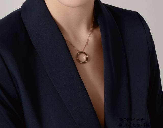 V金镀咪金 Cnc高版本 卡地亚Love三钻大饼项链 实拍高端定制看链牌看刻字，再看做工 原版复刻 进专柜无压力 德国进口 奢华 高大上 一比一 Logo牌 性