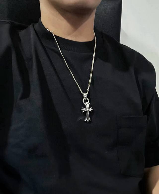 新款 专柜品质 Chrome Hearts克罗心 经典复古多项链 十字架吊坠 凹凸造型不同的花纹设计风格 呈现出与众不同 十字架 童军花是克罗心的志 所以更经久
