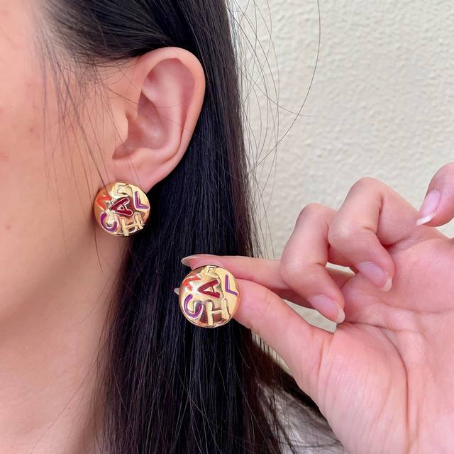 Chanel香奈儿 中古 双C耳钉原版复刻Logo 小香家的款式真心无需多介绍每一款都超好看，精致大方，非常显气质