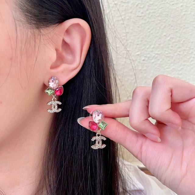 Chanel香奈儿 中古 双C耳钉原版复刻Logo 小香家的款式真心无需多介绍每一款都超好看，精致大方，非常显气质