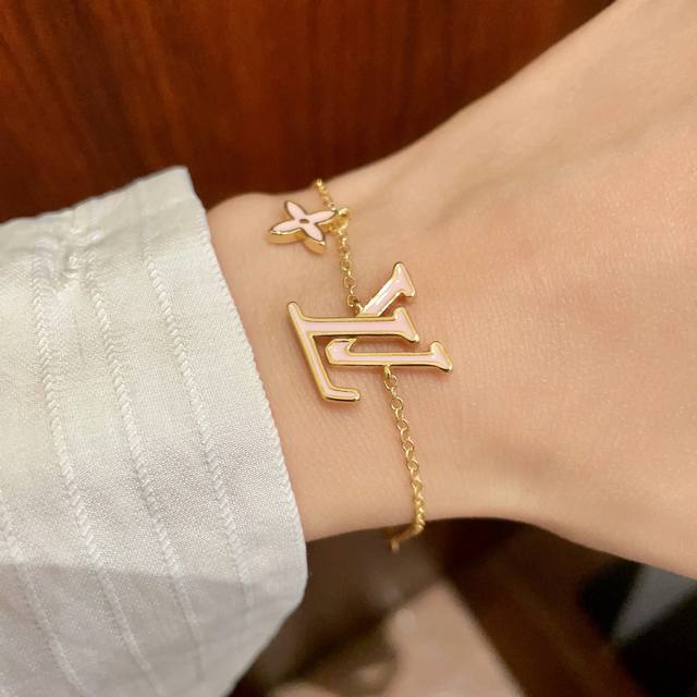 Louisvuitton以 经典花纹图案设计 双花 款设计方式吊坠Lv品牌标志设计，经典标志理念、演绎典雅也流行手链．时尚潮流百搭款．非常抢眼显白、专柜同款 黄