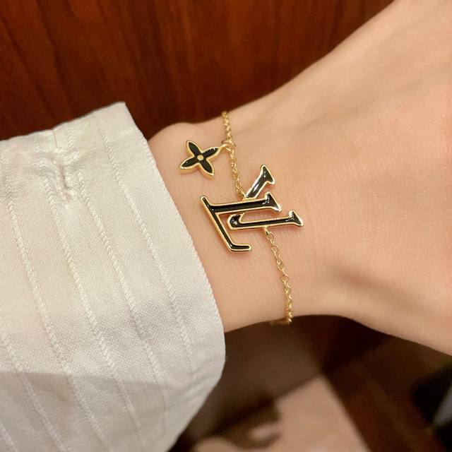 Louisvuitton以 经典花纹图案设计 双花 款设计方式吊坠Lv品牌标志设计，经典标志理念、演绎典雅也流行手链．时尚潮流百搭款．非常抢眼显白、专柜同款 黄