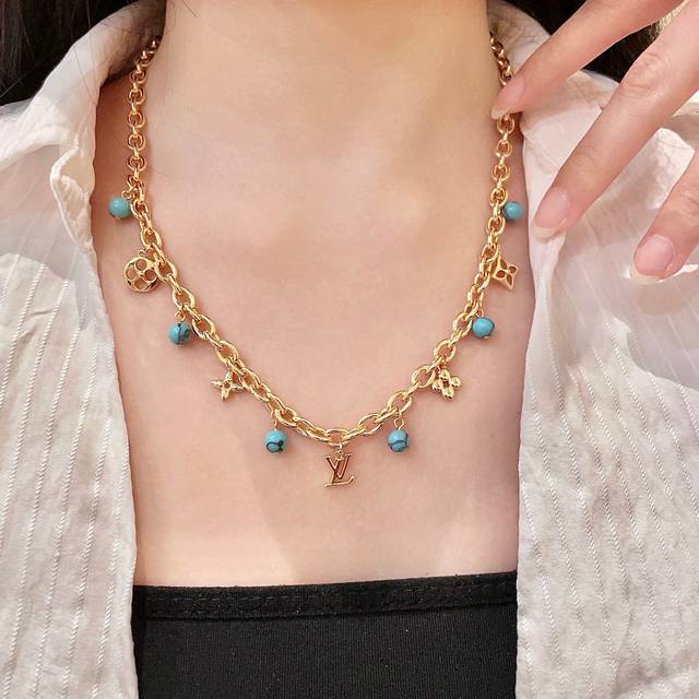 Louisvuitton以 经典花纹图案设计 双花 款设计方式吊坠Lv品牌标志设计，经典标志理念、演绎典雅也流行项链．时尚潮流百搭款．非常抢眼显白、专柜同款 黄