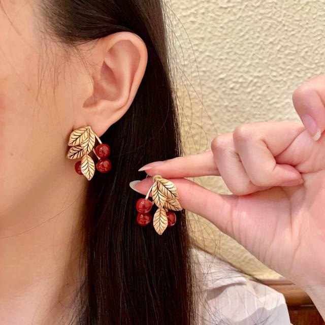 新款 Ysl圣罗兰耳钉 美丽永远敌不过经典 黄金时期的香奈就是最经典．也是最有味道的 女人独立优雅魅力知性复古奢华不繁复 Ysl经典百搭 简约不简单！925银针